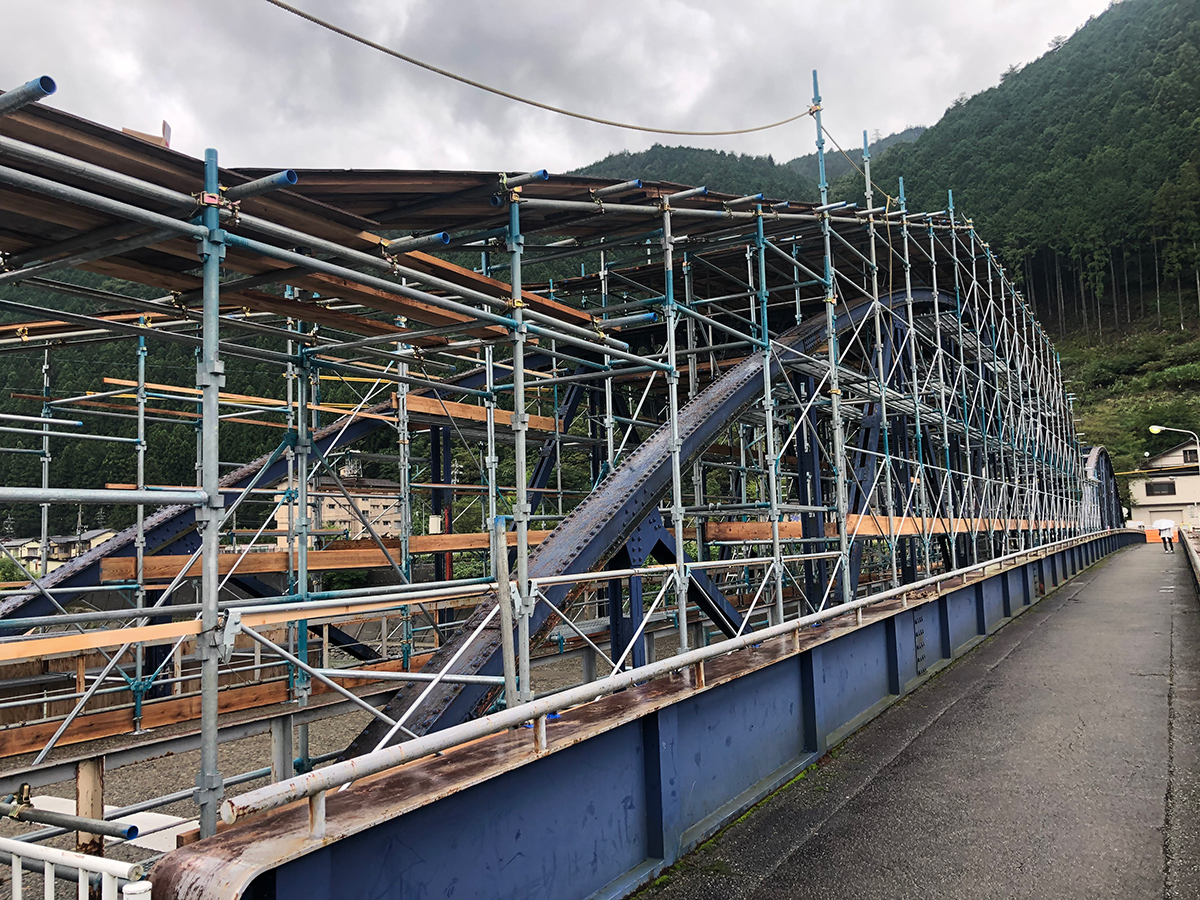 吊り足場・クサビ足場・板張り防護・ブラスト用足場施工の様子