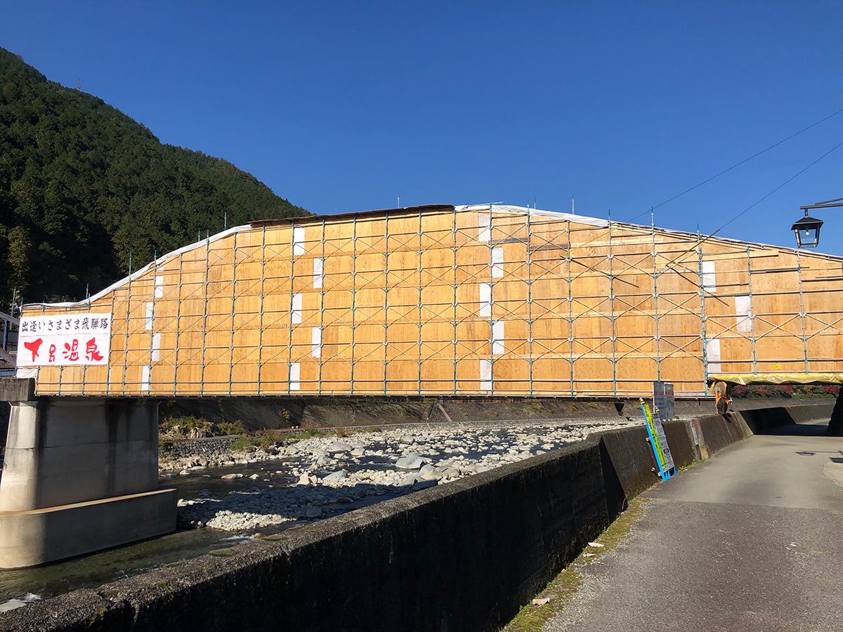 吊り足場・クサビ足場・板張り防護・ブラスト用足場施工の様子